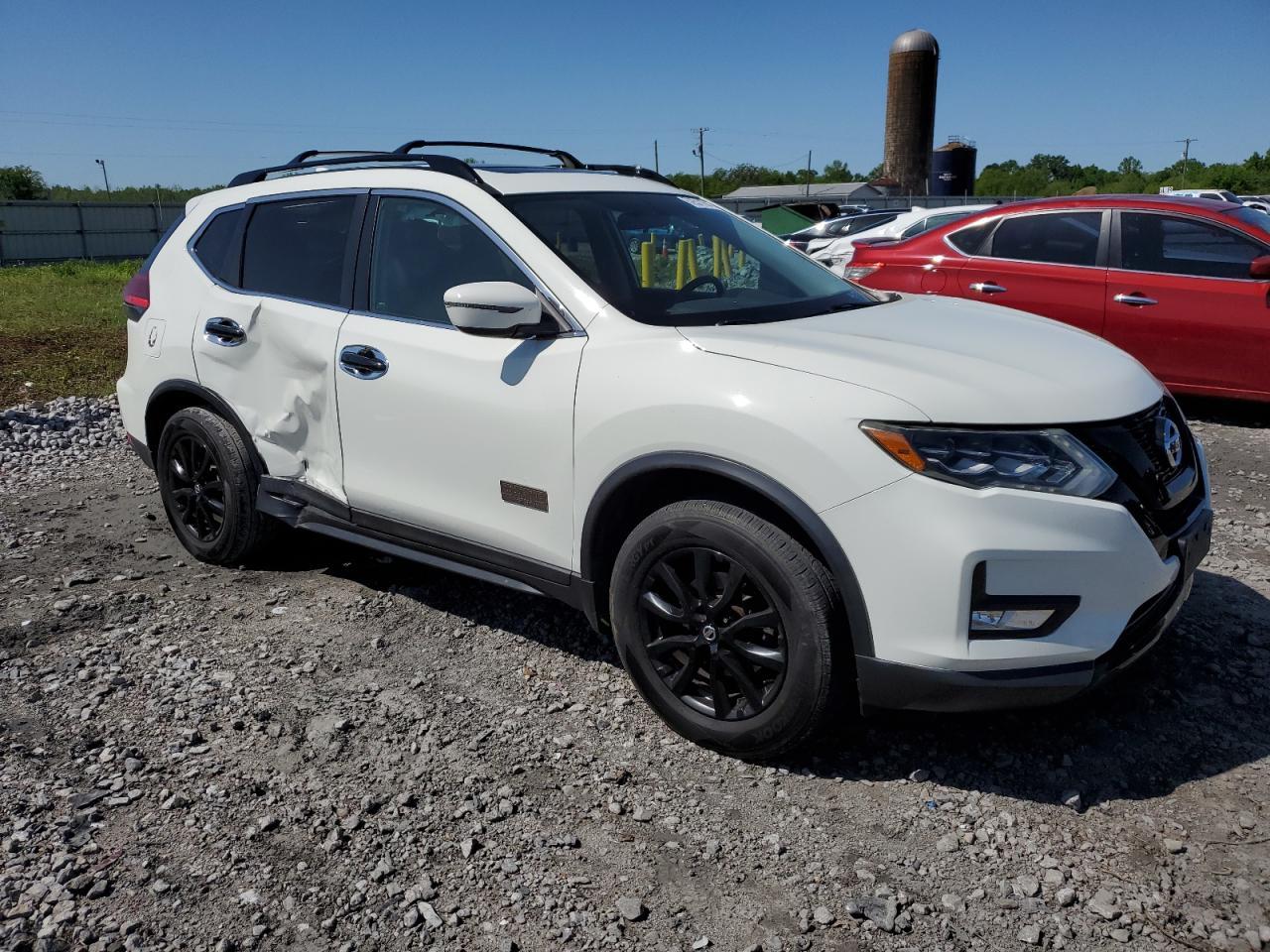 2017 NISSAN ROGUE SV - Image 4