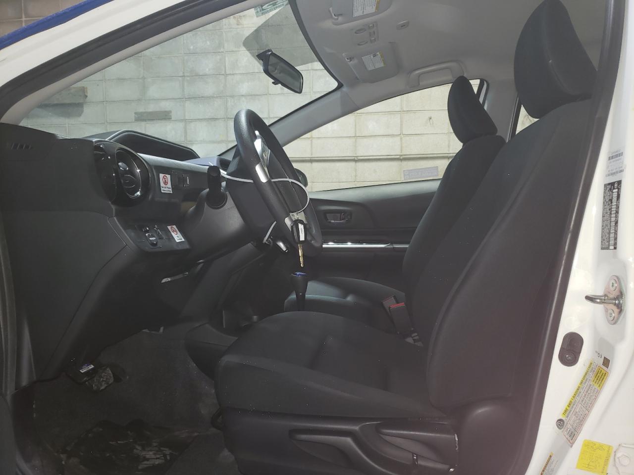 2016 TOYOTA PRIUS C - Image 7