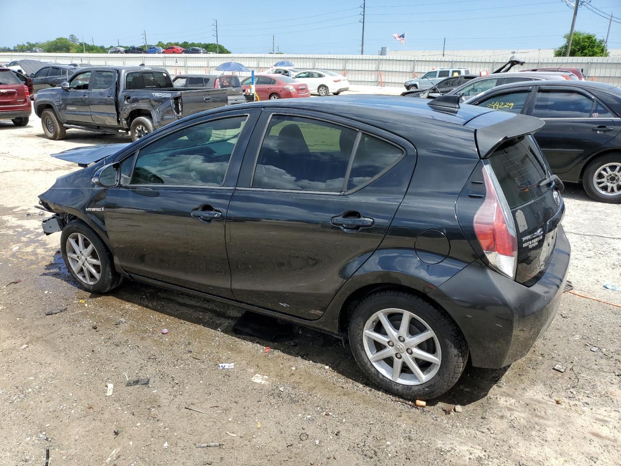 2015 TOYOTA PRIUS C - Image 2