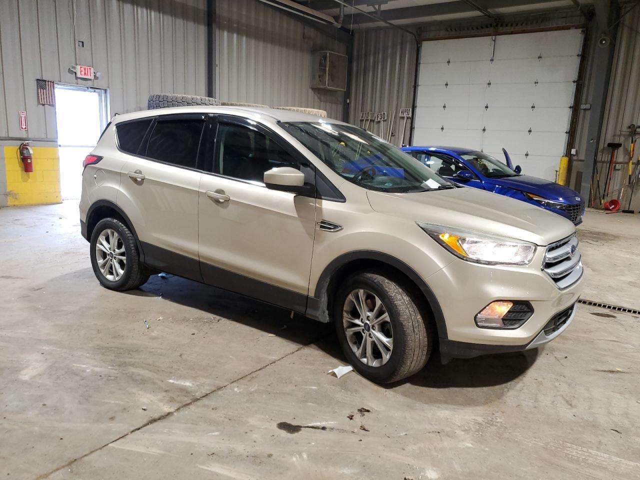 2017 FORD ESCAPE SE - Image 4
