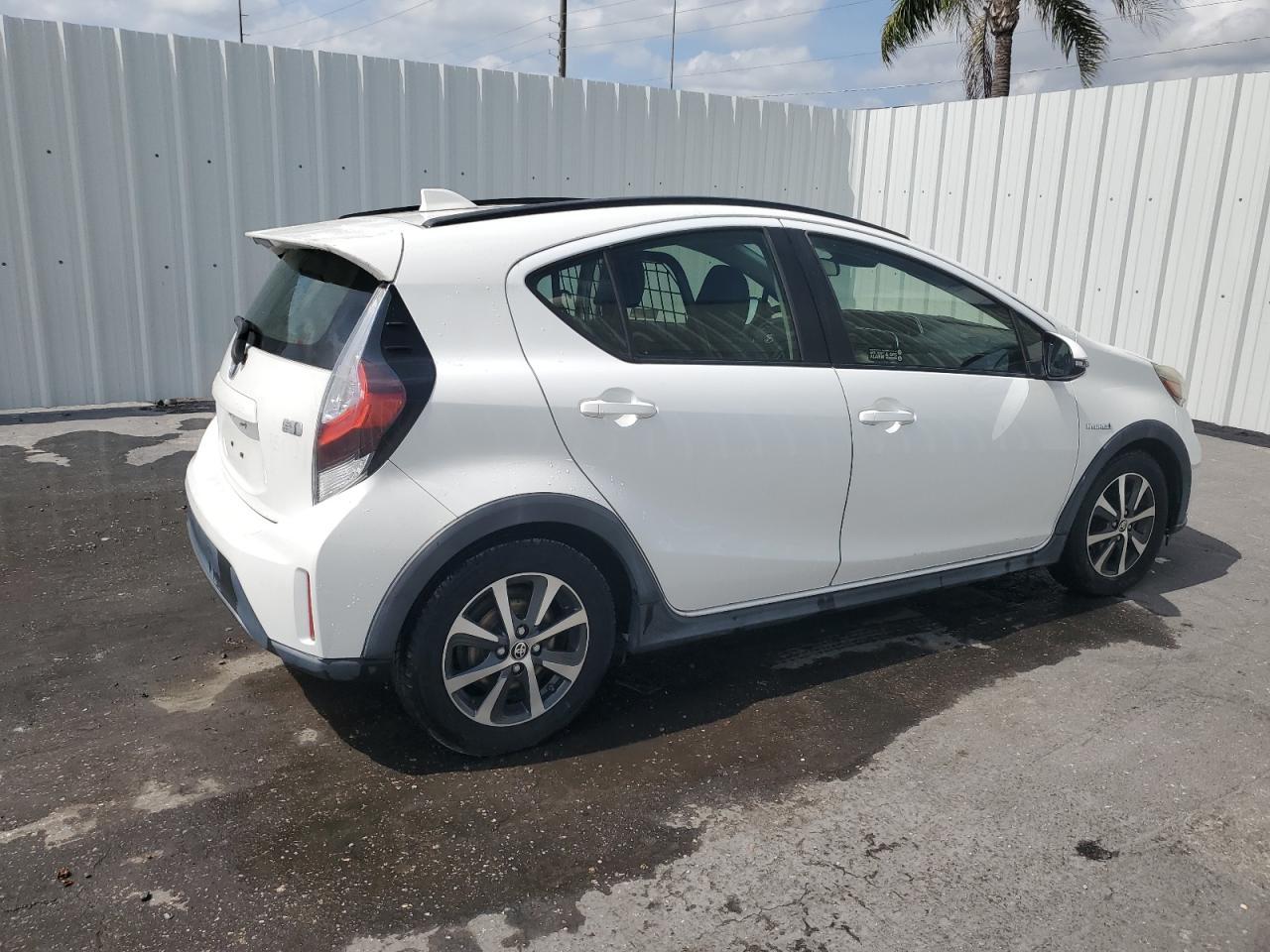 2018 TOYOTA PRIUS C - Image 3