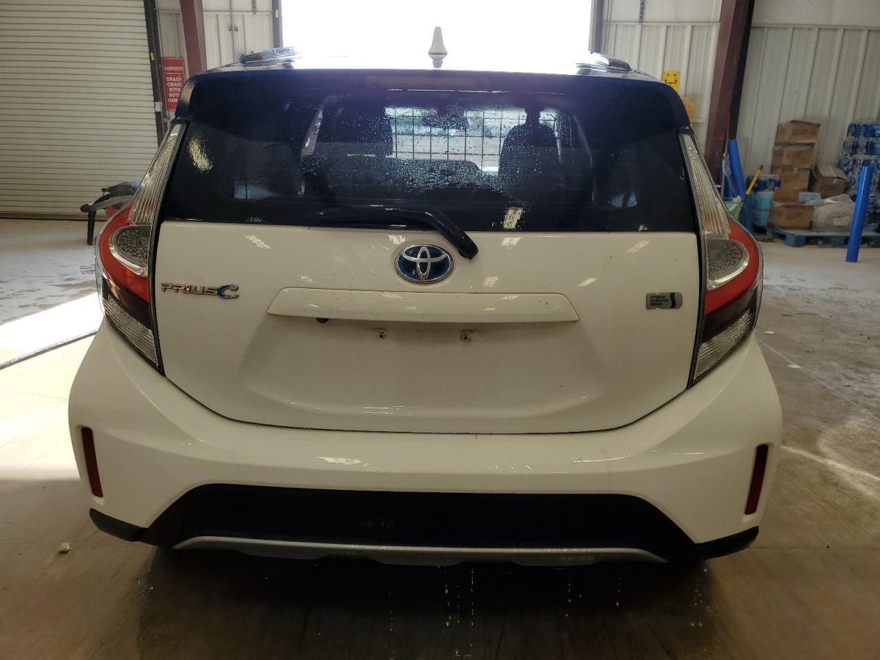 2018 TOYOTA PRIUS C - Фото 6