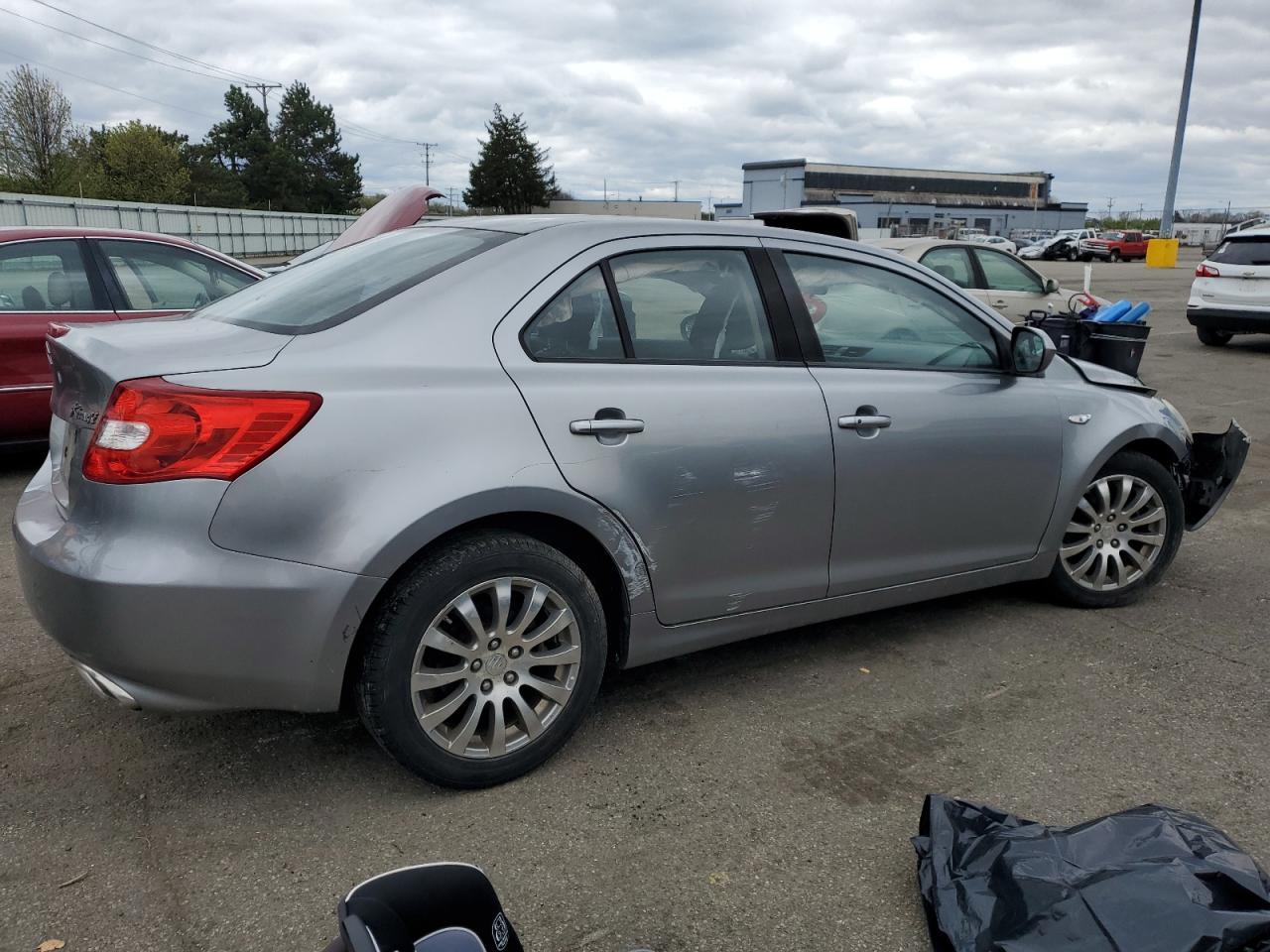 2013 SUZUKI KIZASHI SE - Фото 3