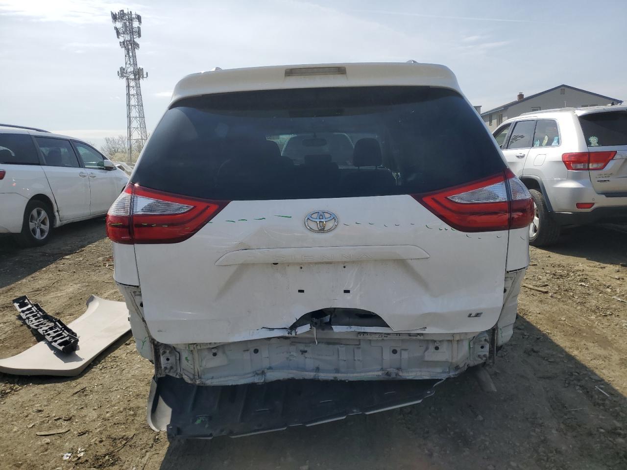 2015 TOYOTA SIENNA LE - Фото 6