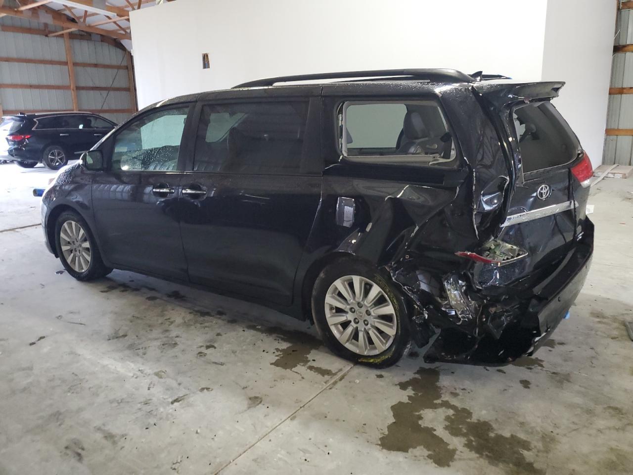 2013 TOYOTA SIENNA XLE - Image 2