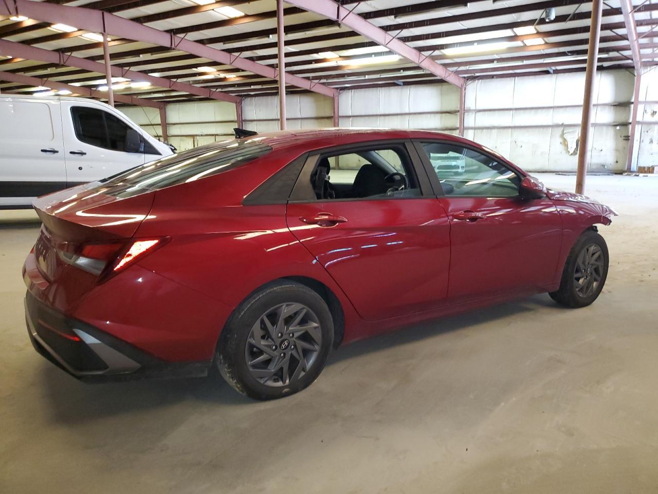 2024 HYUNDAI ELANTRA SE - Фото 3