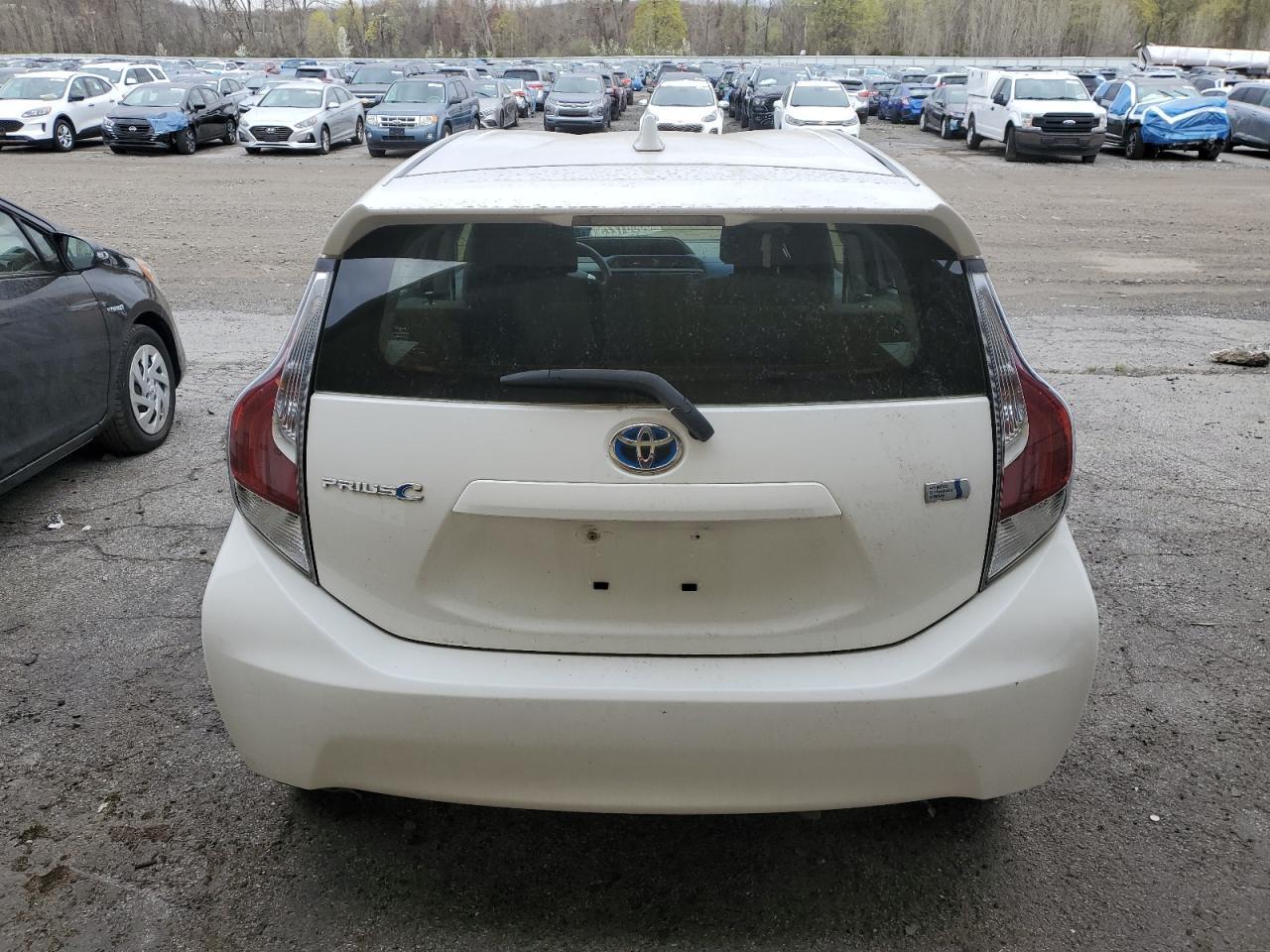 2016 TOYOTA PRIUS C - Image 6