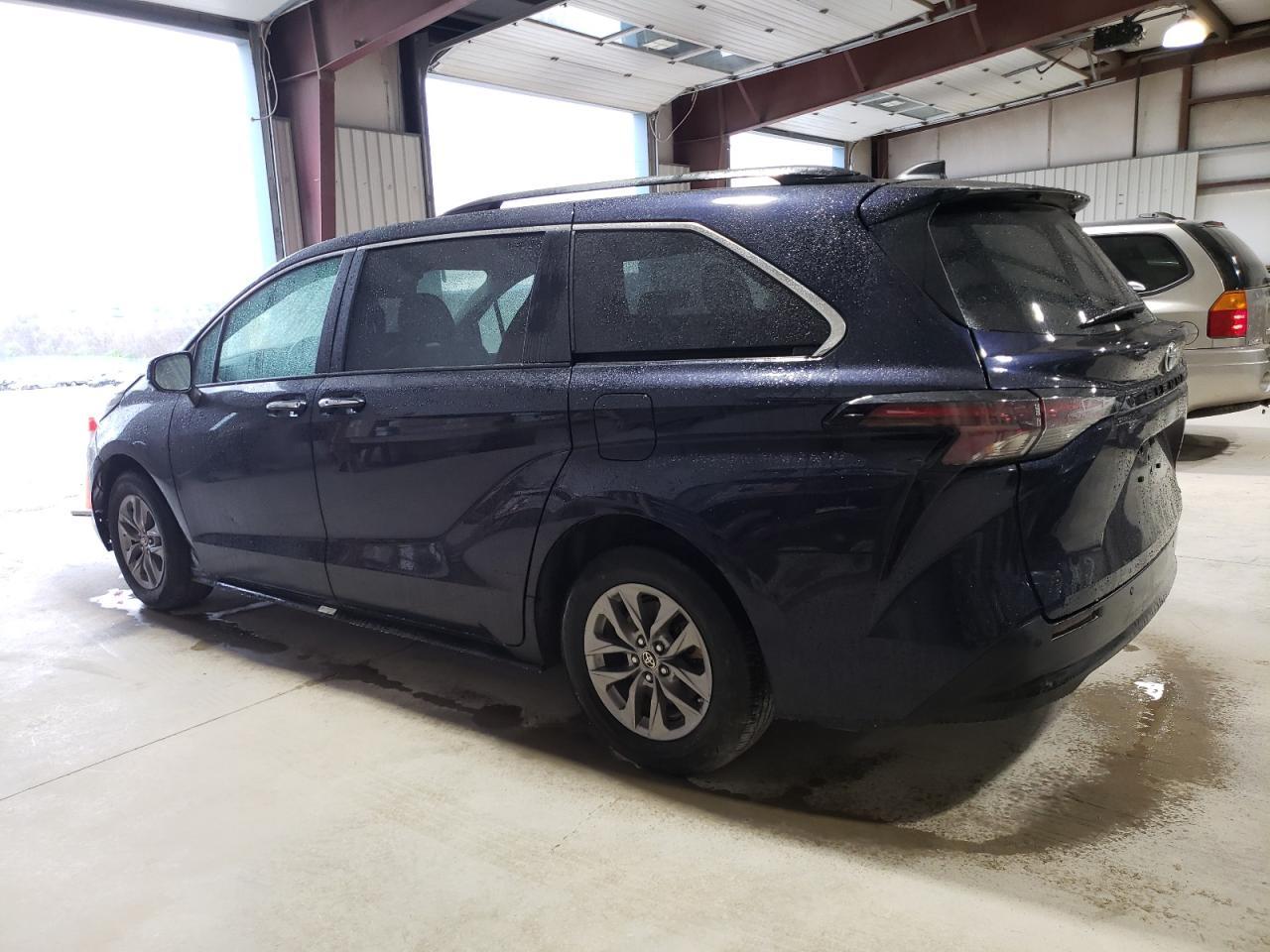 2023 TOYOTA SIENNA XLE - Фото 2