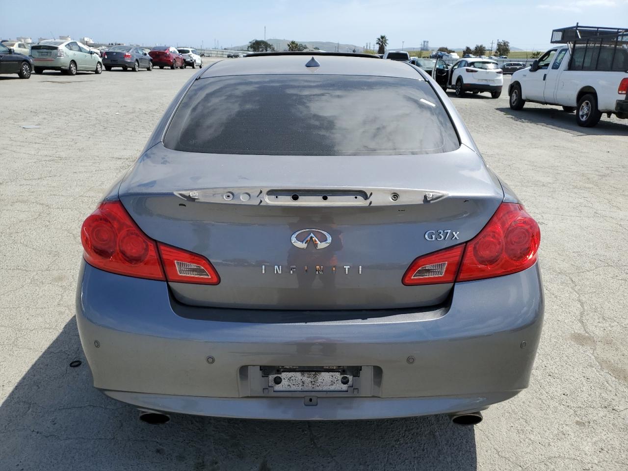2011 INFINITI G37 - Image 6