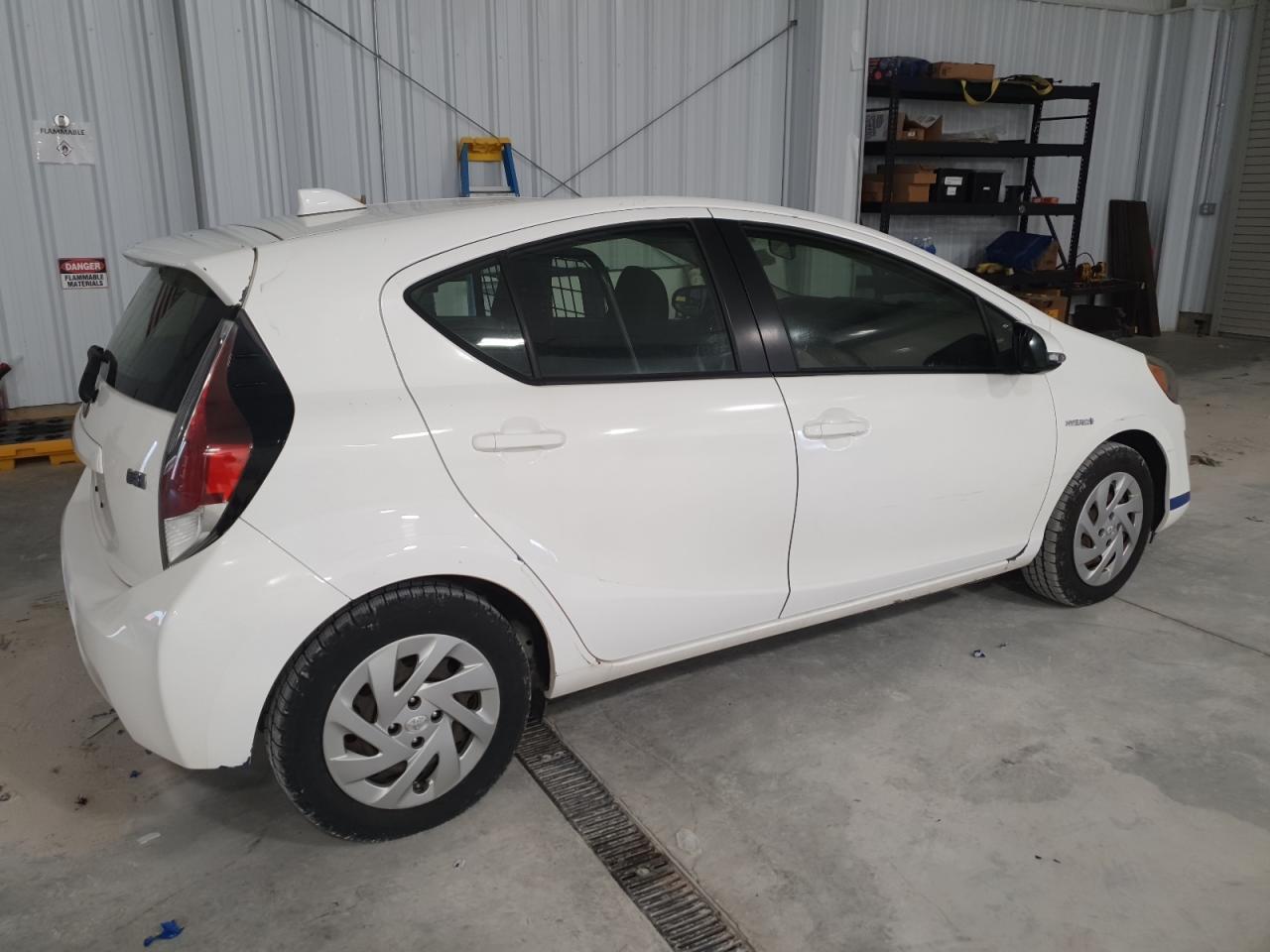 2016 TOYOTA PRIUS C - Фото 3