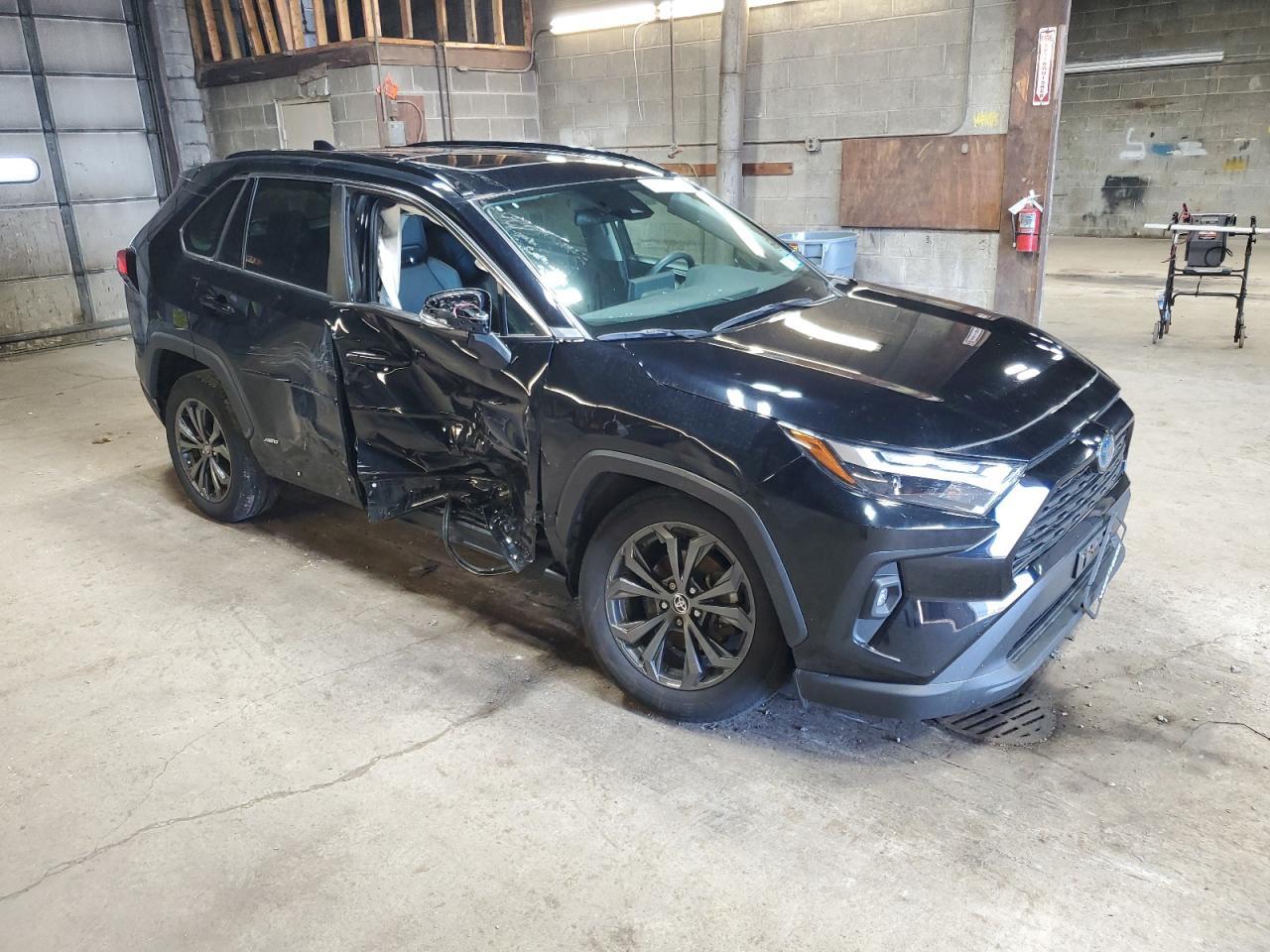 2022 TOYOTA RAV4 XLE P - Фото 4