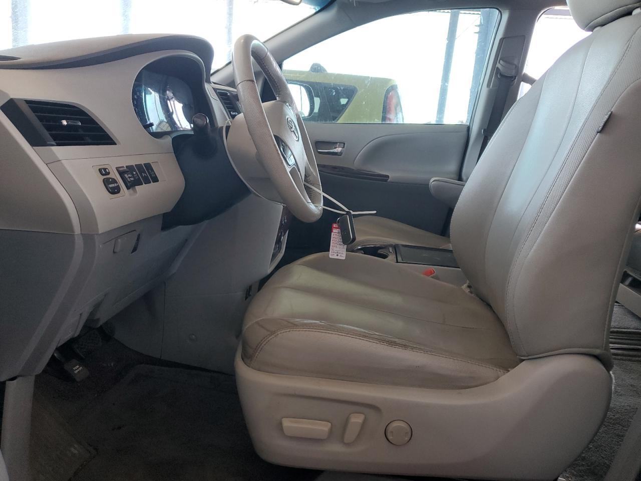 2013 TOYOTA SIENNA XLE - Image 7