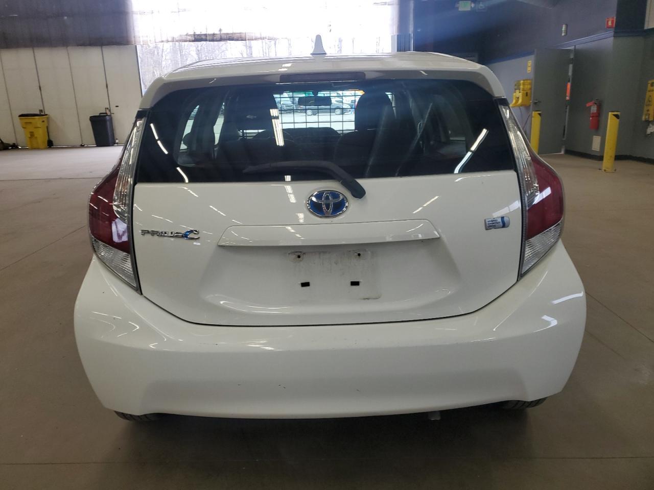 2016 TOYOTA PRIUS C - Image 6