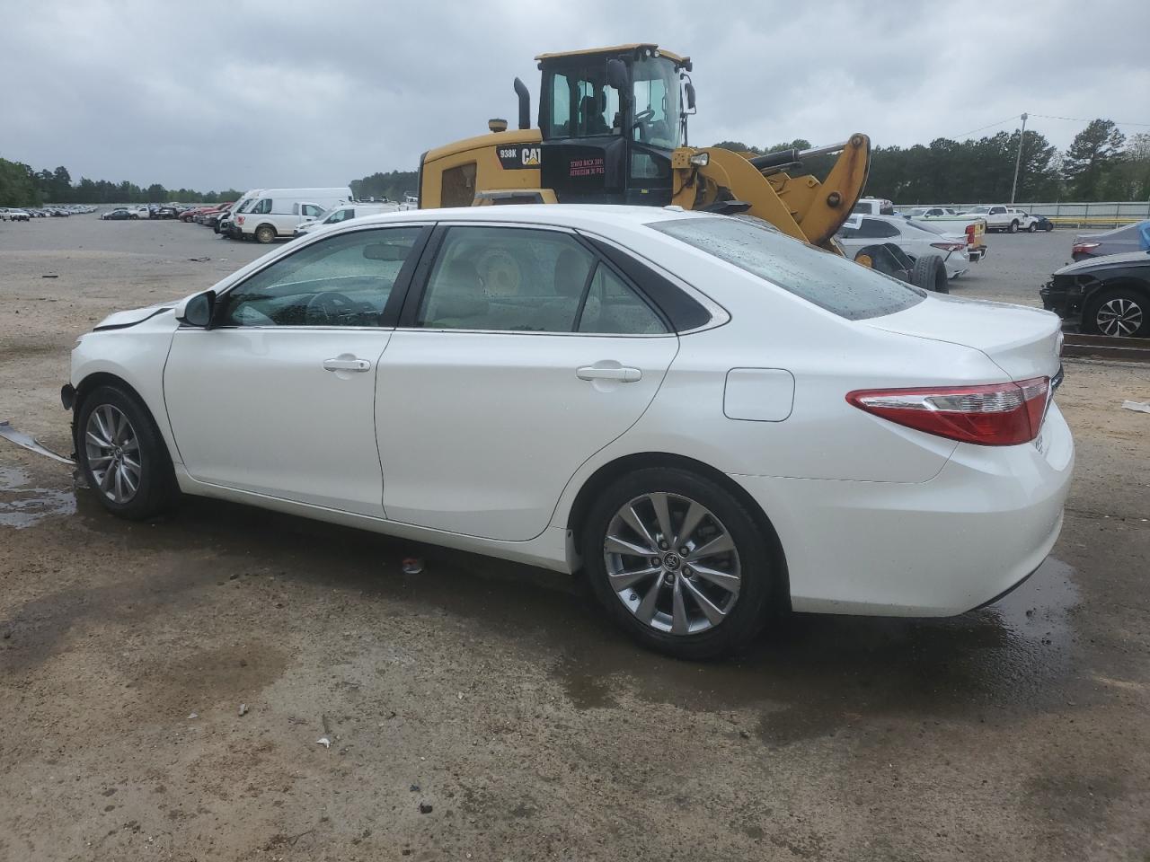 2015 TOYOTA CAMRY LE - Image 2