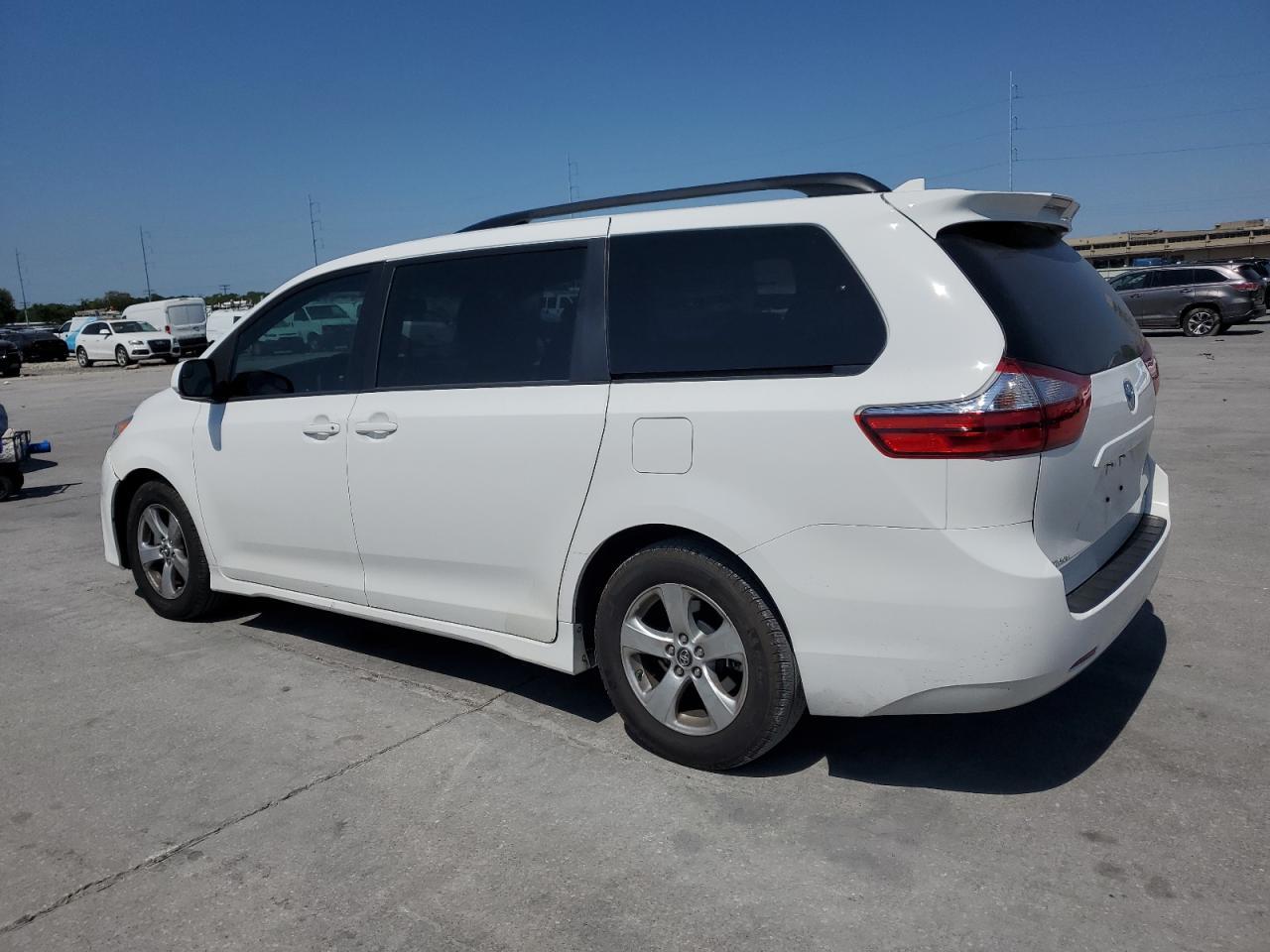 2019 TOYOTA SIENNA LE - Фото 2