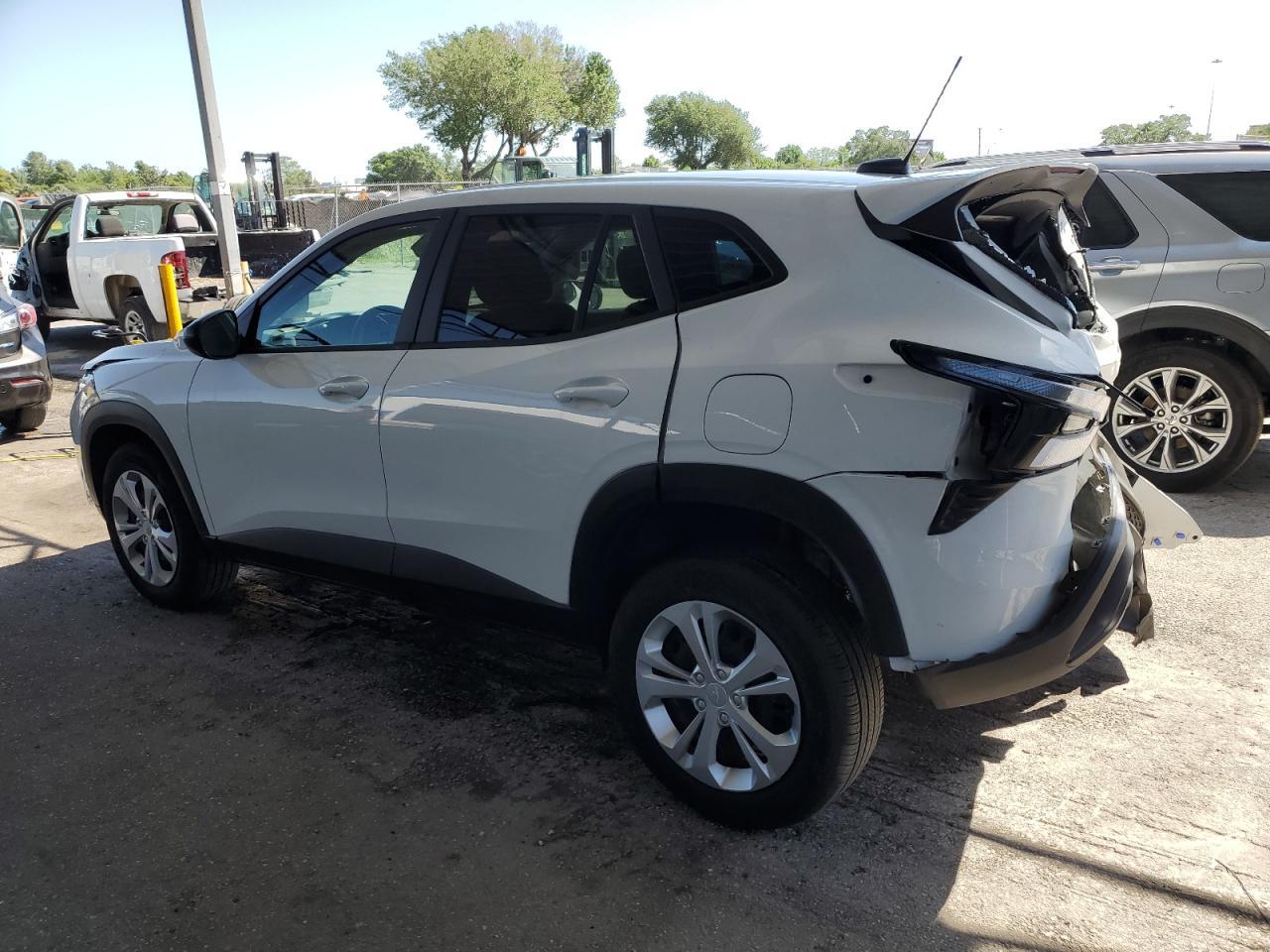 2024 CHEVROLET TRAX LS - Image 2