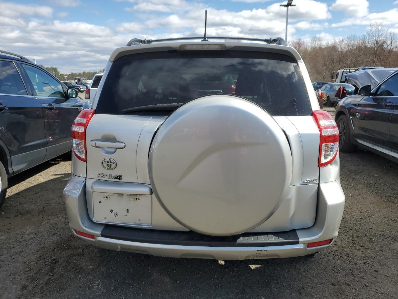 2011 TOYOTA RAV4 - Фото 6