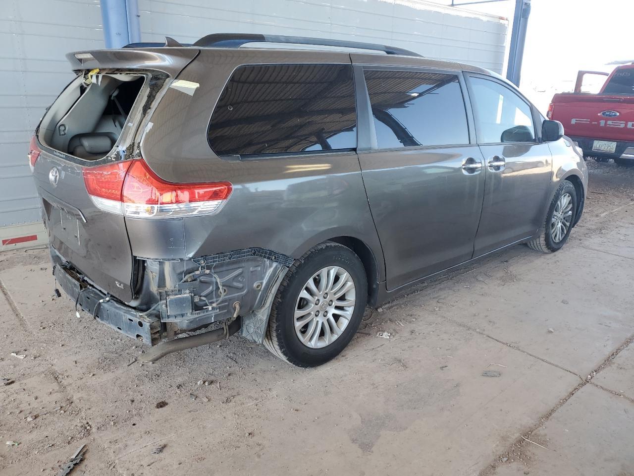 2013 TOYOTA SIENNA XLE - Image 3