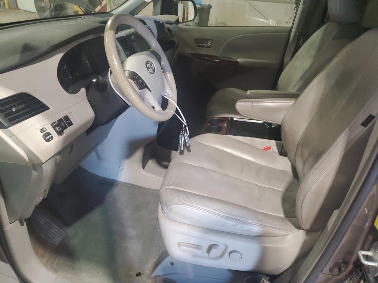 2011 TOYOTA SIENNA XLE - Фото 7
