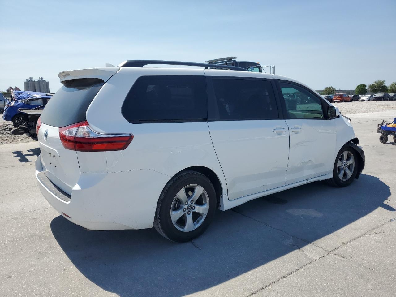 2019 TOYOTA SIENNA LE - Фото 3