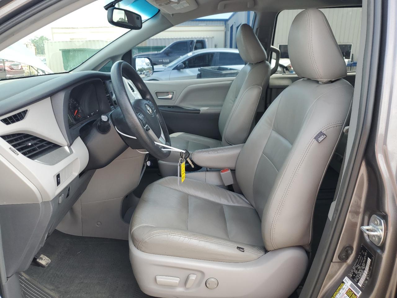 2015 TOYOTA SIENNA LE - Фото 7