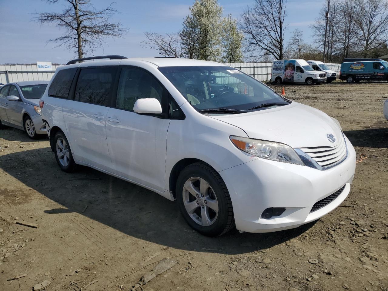 2015 TOYOTA SIENNA LE - Фото 4