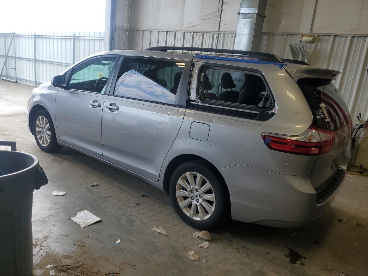 2015 TOYOTA SIENNA LE - Фото 2
