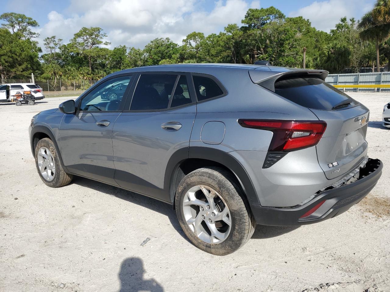2024 CHEVROLET TRAX LS - Image 2