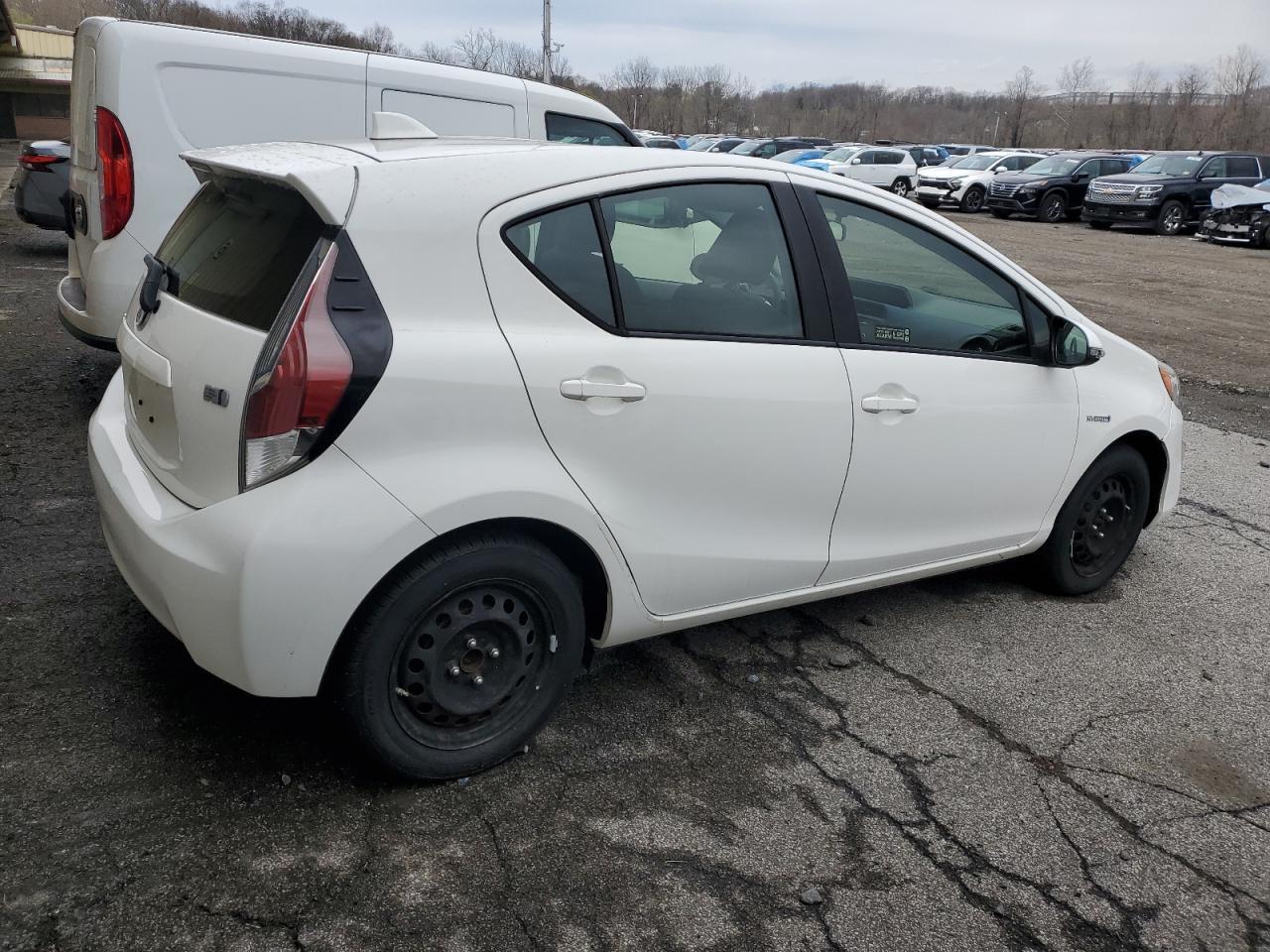 2016 TOYOTA PRIUS C - Фото 3