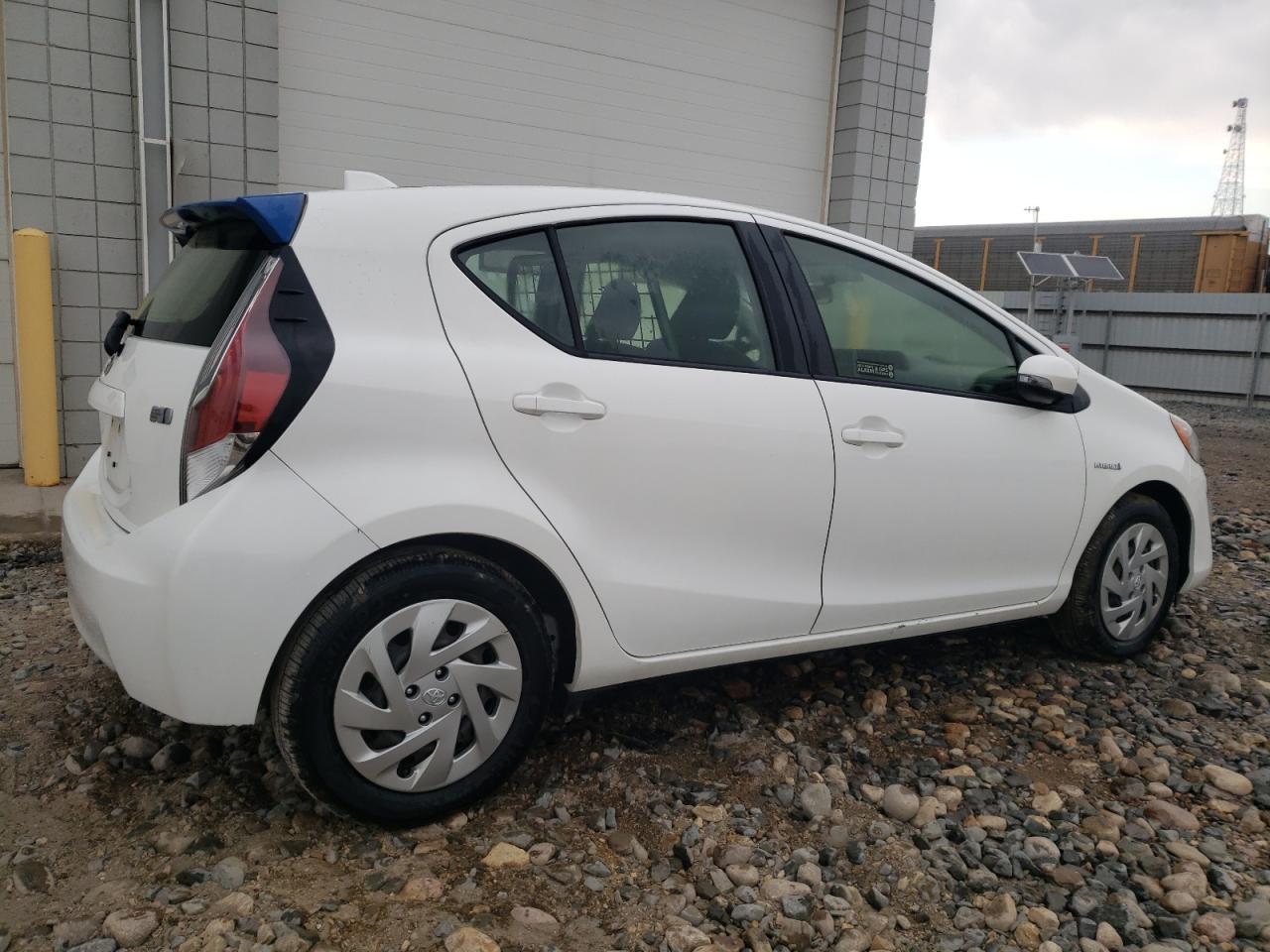2016 TOYOTA PRIUS C - Image 3