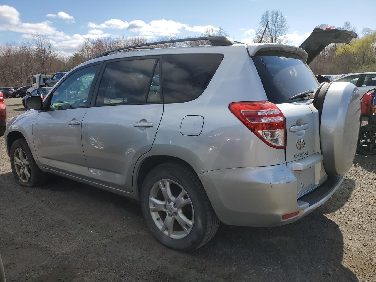 2011 TOYOTA RAV4 - Фото 2