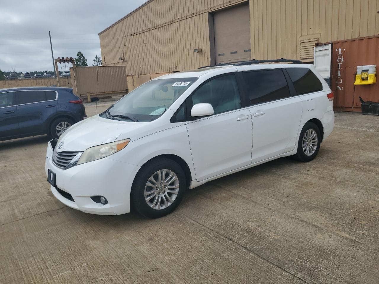 2013 TOYOTA SIENNA XLE