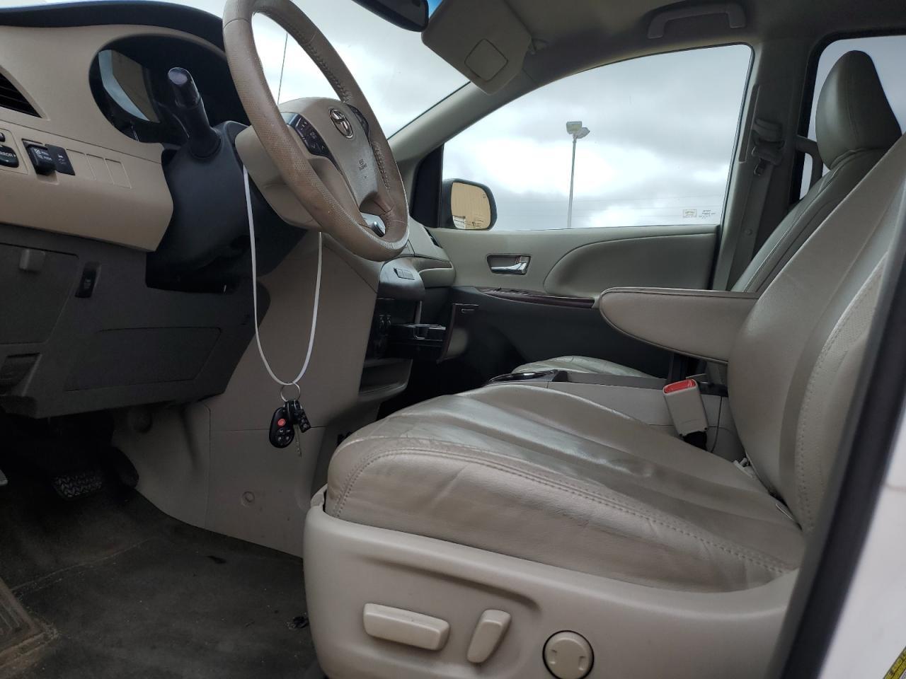 2013 TOYOTA SIENNA XLE - Image 7