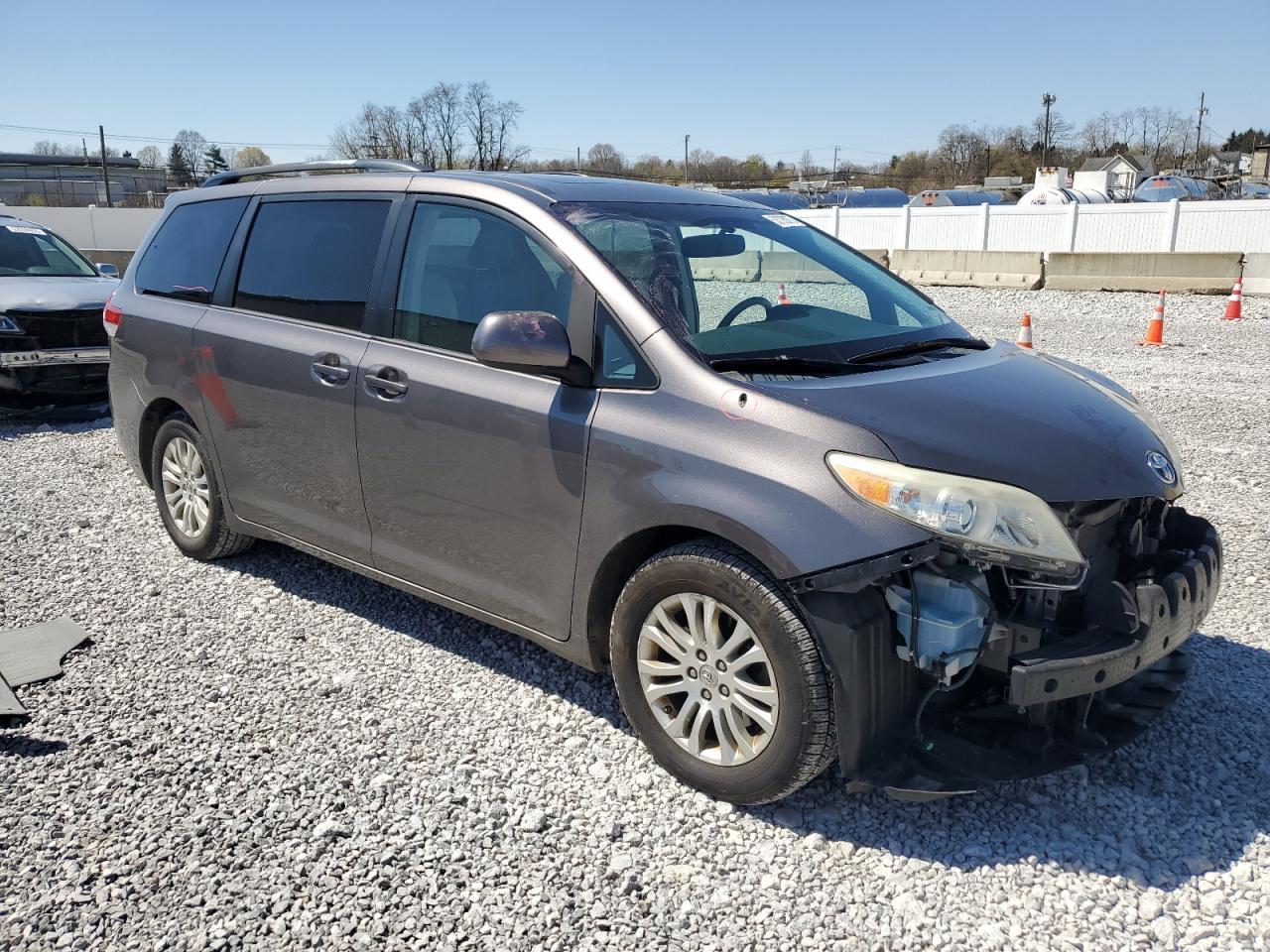 2013 TOYOTA SIENNA XLE - Фото 4