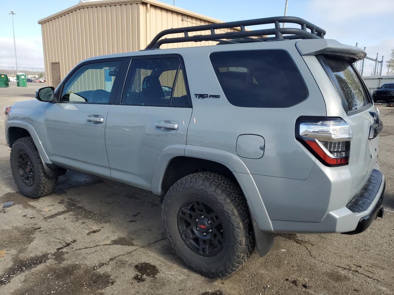 2017 TOYOTA 4RUNNER SR - Image 2