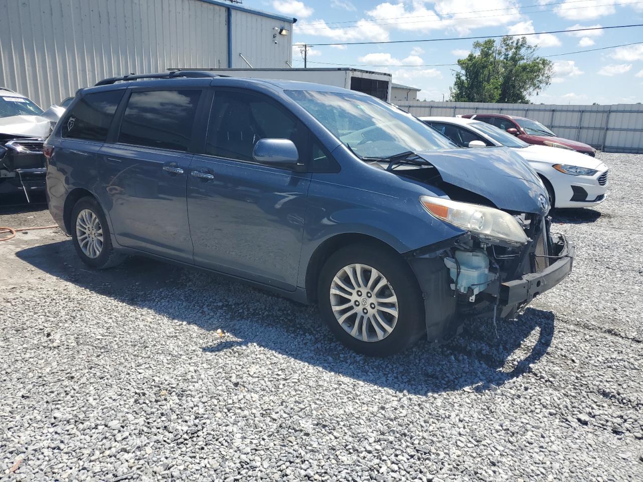 2015 TOYOTA SIENNA XLE - Image 4