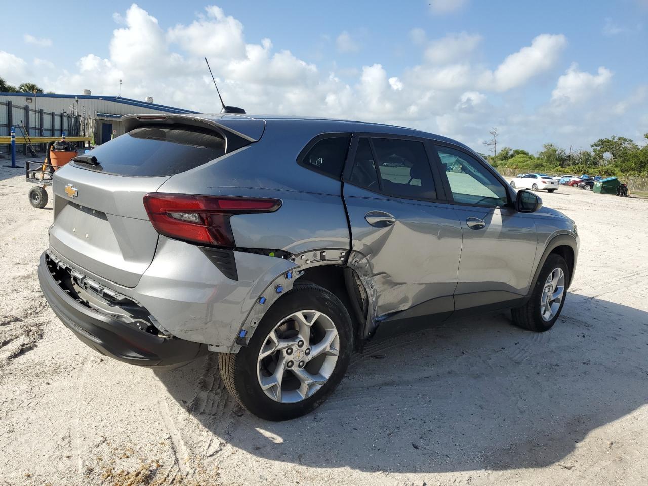 2024 CHEVROLET TRAX LS - Image 3