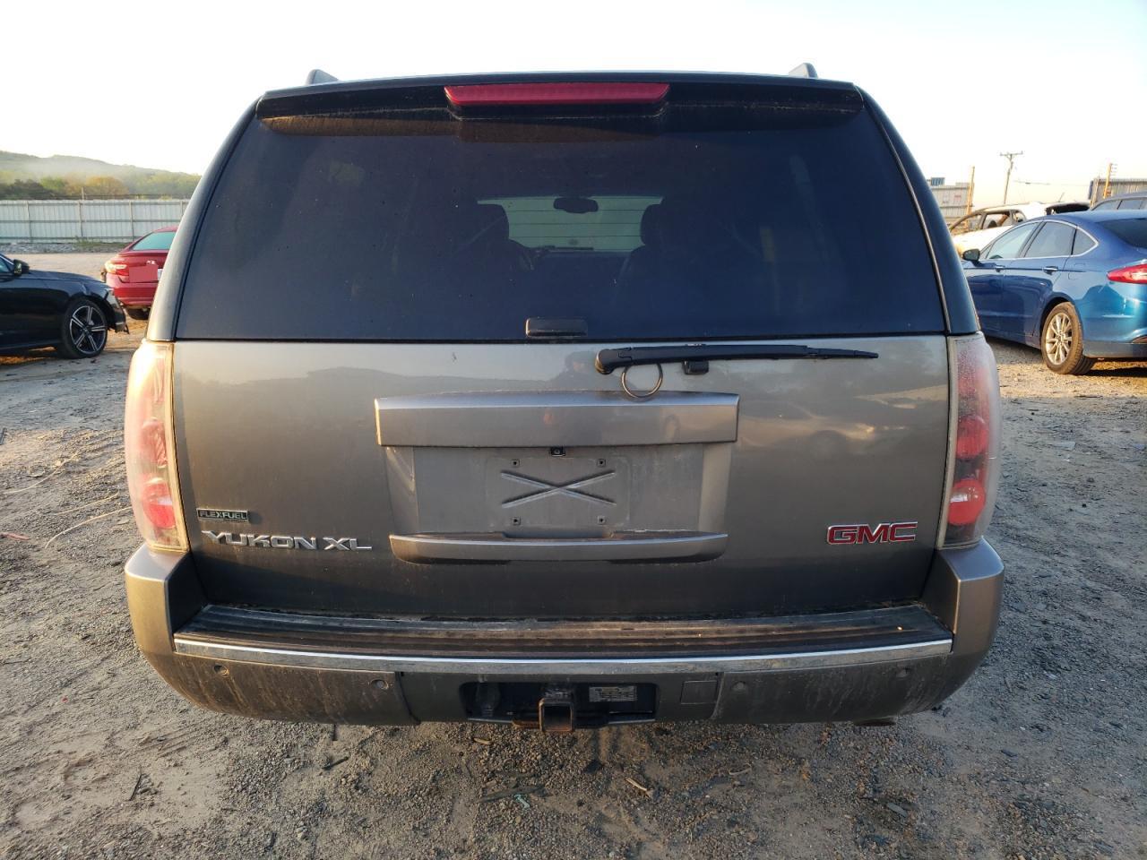 2012 GMC YUKON XL D - Image 6