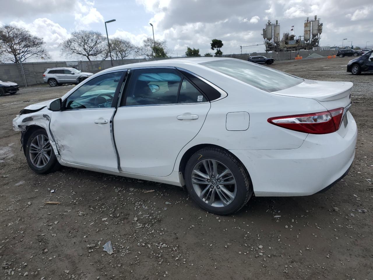 2015 TOYOTA CAMRY LE - Image 2