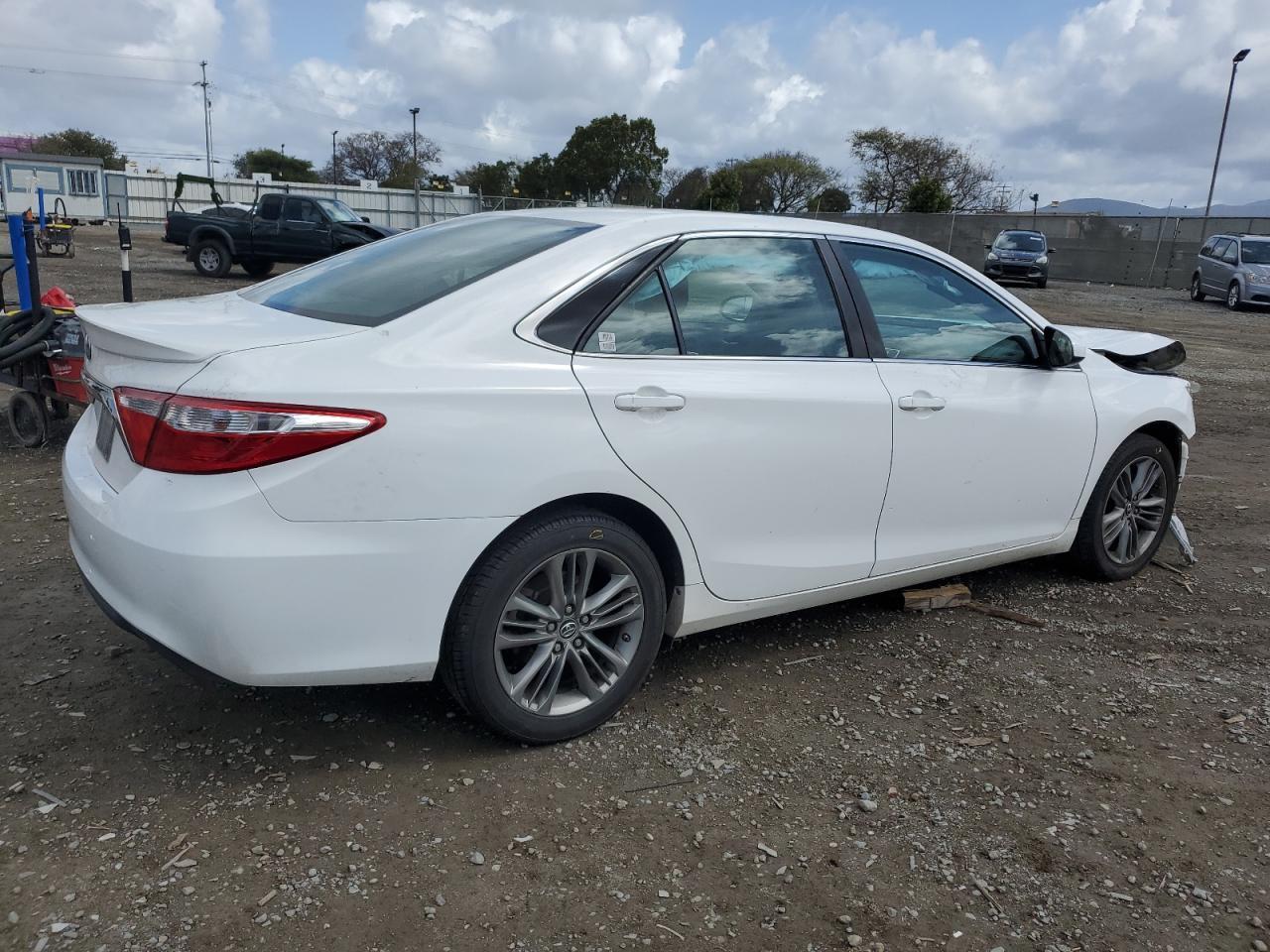 2015 TOYOTA CAMRY LE - Image 3