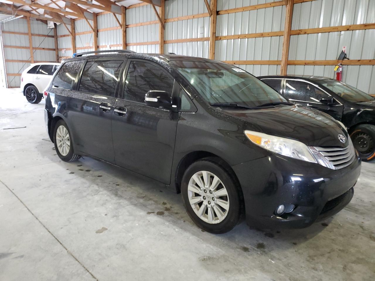 2013 TOYOTA SIENNA XLE - Image 4
