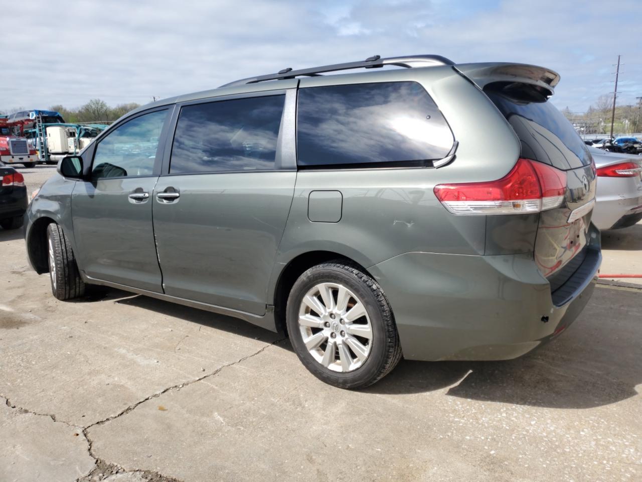 2011 TOYOTA SIENNA XLE - Фото 2