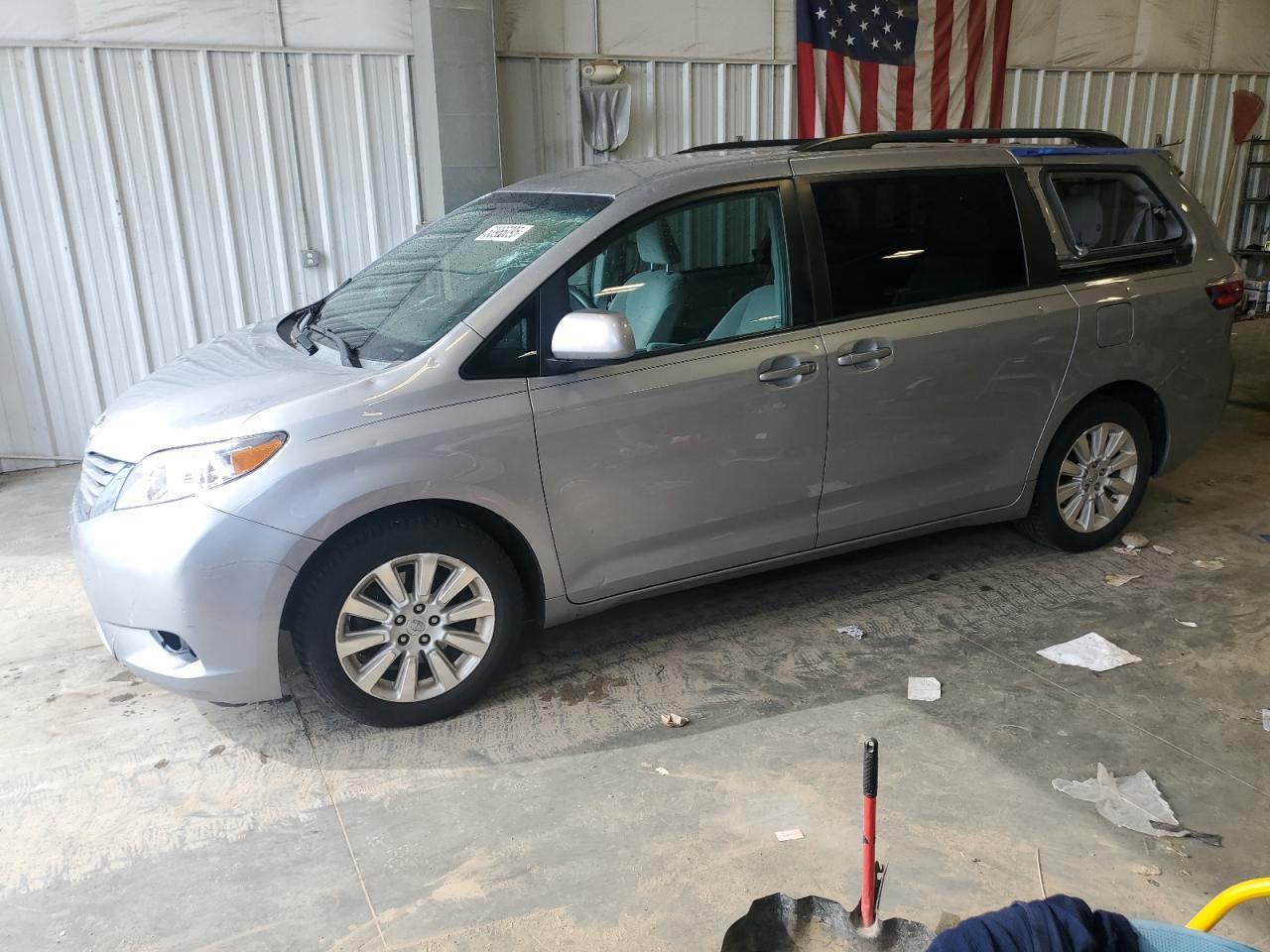2015 TOYOTA SIENNA LE