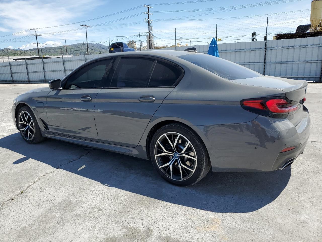 2022 BMW 530E - Фото 2