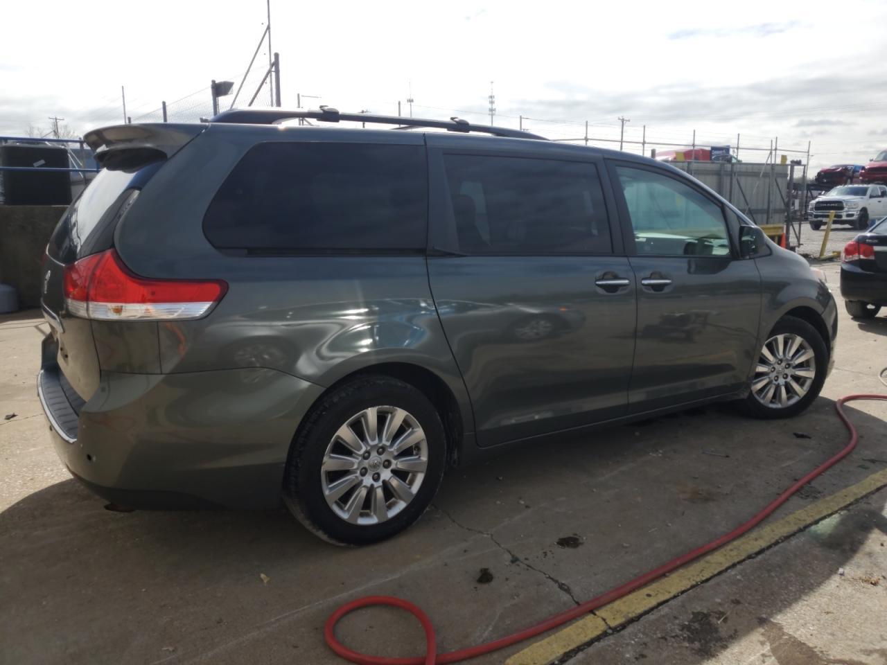 2011 TOYOTA SIENNA XLE - Фото 3