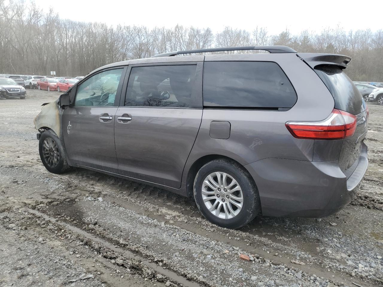 2015 TOYOTA SIENNA XLE - Фото 2