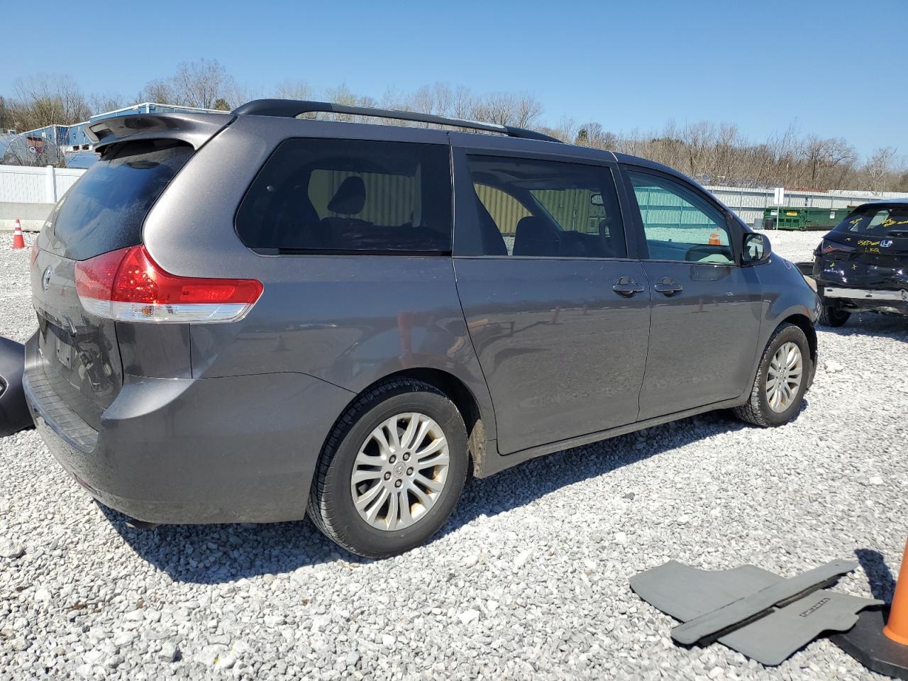 2013 TOYOTA SIENNA XLE - Фото 3