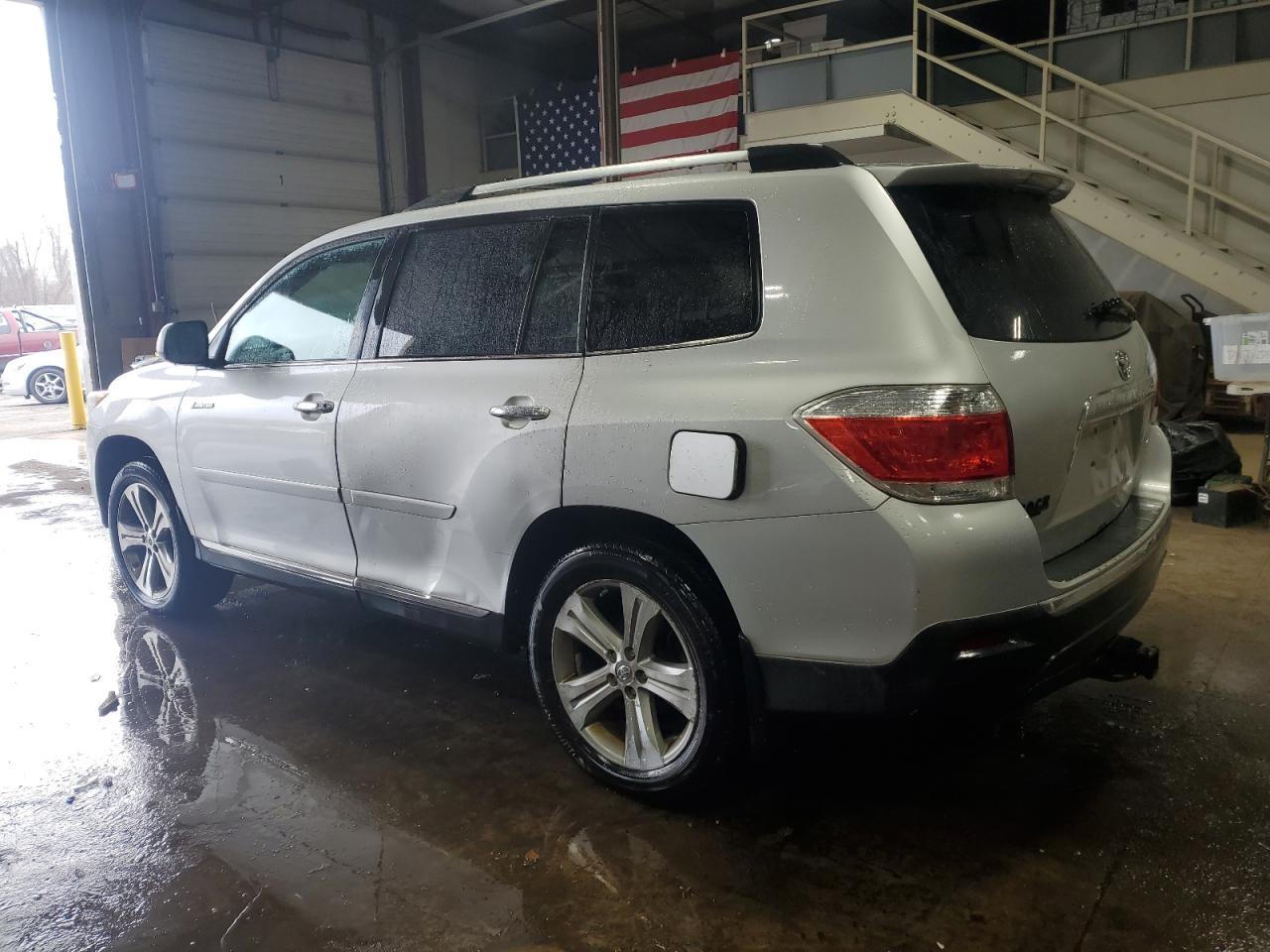 2011 TOYOTA HIGHLANDER - Image 2