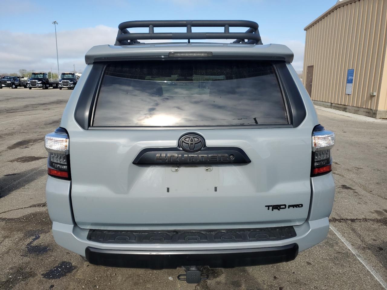2017 TOYOTA 4RUNNER SR - Image 6