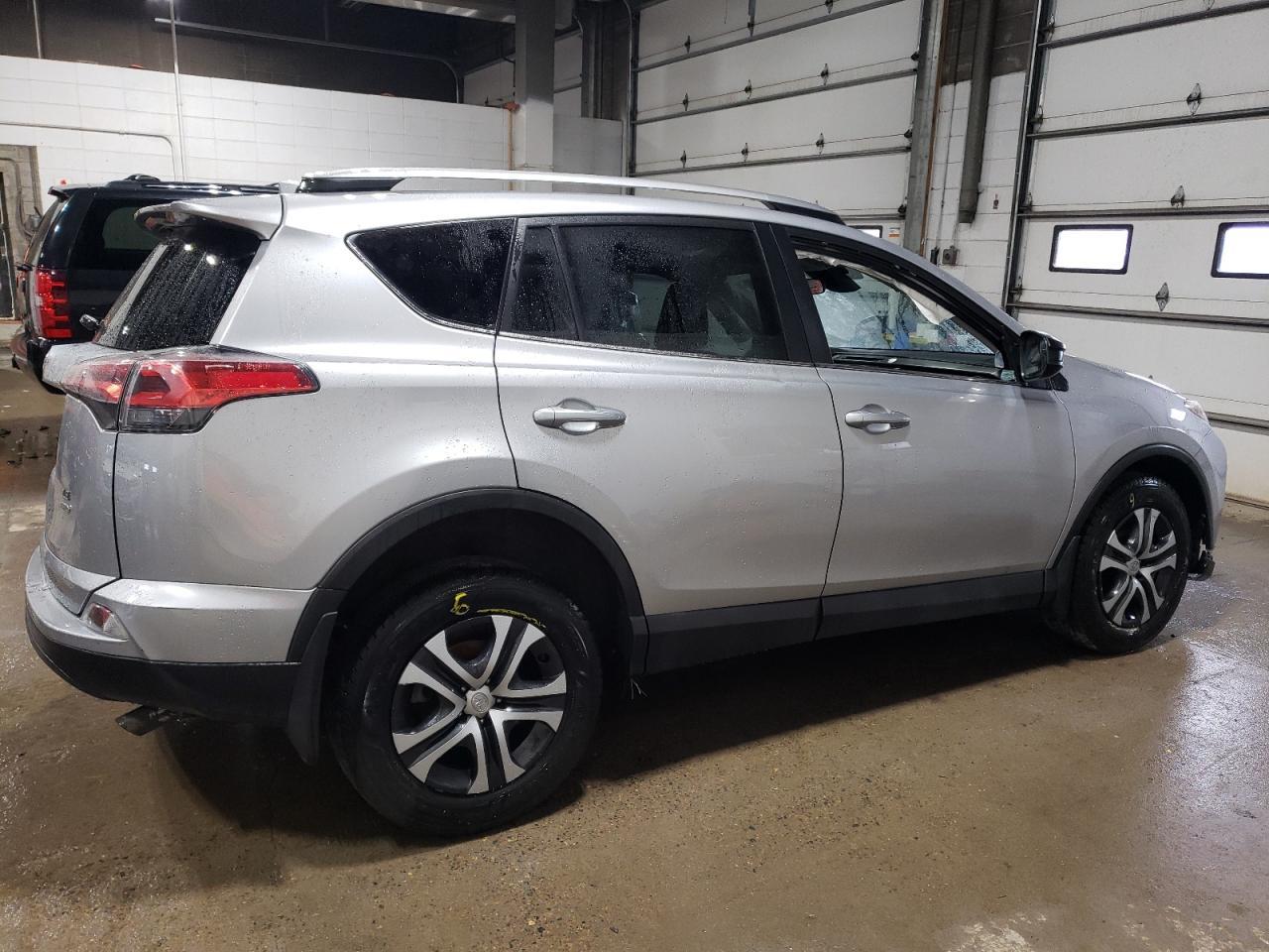 2017 TOYOTA RAV4 LE - Фото 3